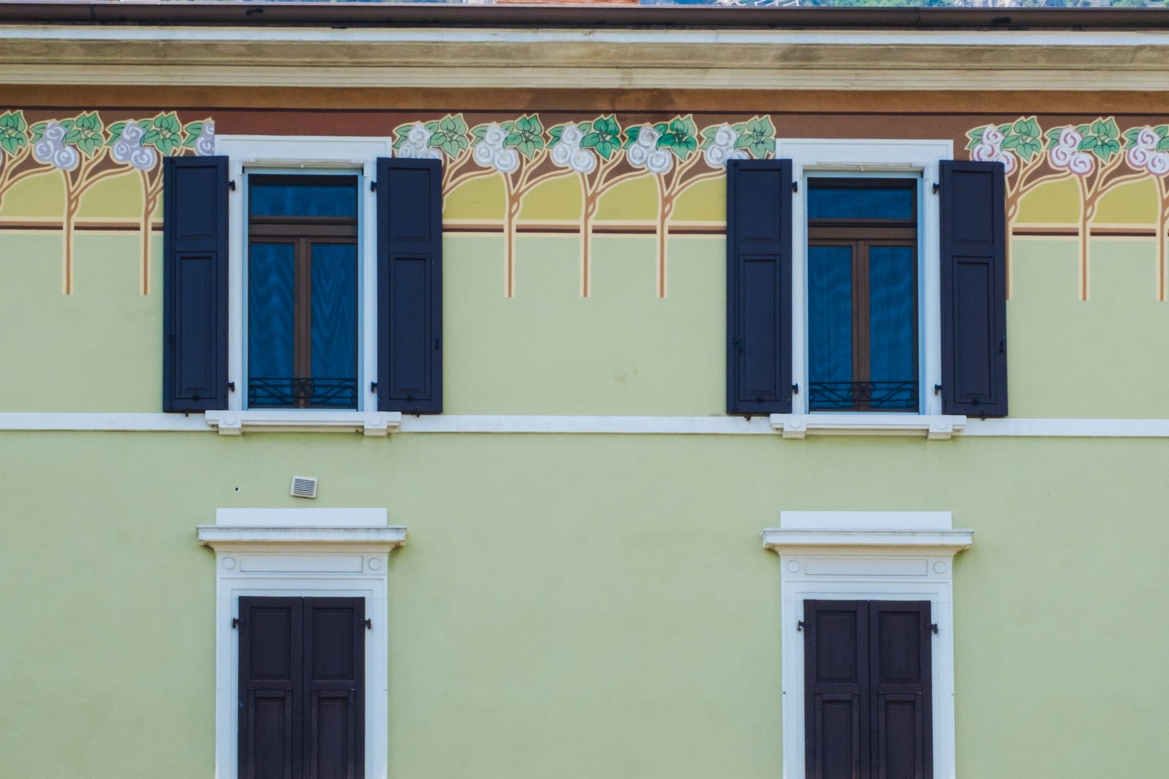 Fassade mit Zierfries