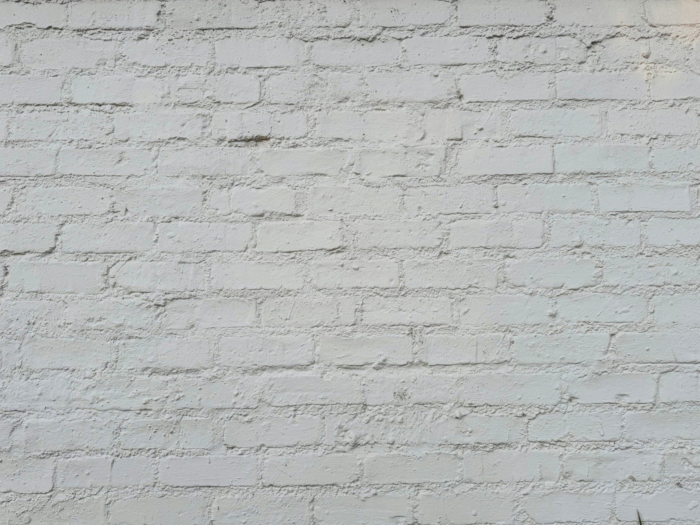 Backsteinwand, weiss gestrichen